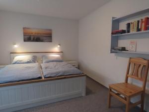 Große Warf mit Rasenfläche