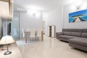 TRENDY APARTMENT CLOSE to the beach