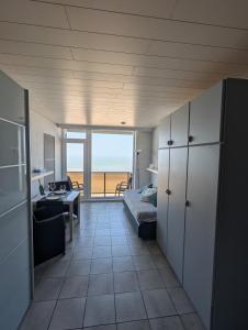Modern studio direct Seaview & free parking
