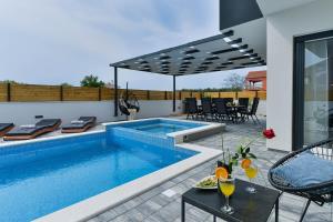 Villa JoMaNi with heated pool