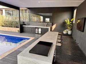 Ohana Luxury Retreat-beach access heated pool