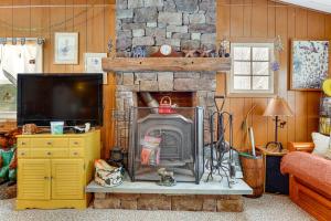 Hike, Ski and Unwind Cabin with Deck in Chester!