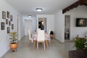 Casa amplia y acogedora en el corazón de Laureles - Дома для отпуска, Медельин