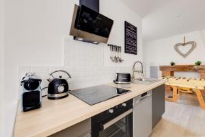 Maison moderne, en pierre avec terrasse pour 6