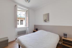 Maison moderne, en pierre avec terrasse pour 6