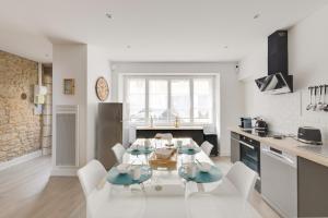 Maison moderne, en pierre avec terrasse pour 6