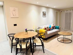 Elegant 2-Bed 2-Bath Apt in Manchester with Balcony