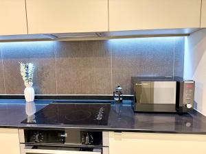 Elegant 2-Bed 2-Bath Apt in Manchester with Balcony