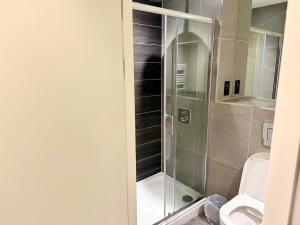 Newly Built 2br-2bath Apt with balcony in MCR-Sleeps4