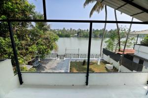 Joes Riverfront Villa