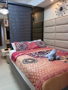 EaseStay by Bren in Shell Residences MOA