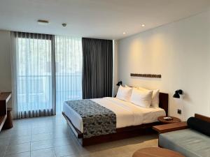 Studio Có Ban Công (Studio with Balcony)