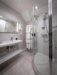 Hotels Relais Hotelier Douce France : photos des chambres