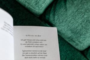 Design-Chalet mit Teilseeblick, Pool, Spa & Restaurant