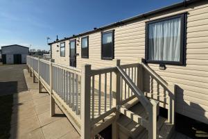 StaticHomeSleeps6-Lakeview-PetsOK-Balcony-Parking