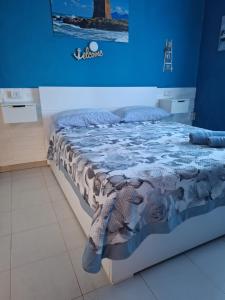 LA TERRAZZA SUL MARE camera fronte mare&vicino aereoporto SICILIAN VINTAGE STYLE SEASIDE ROOM