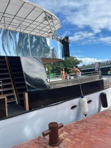 Catamarán de lujo HASTEN