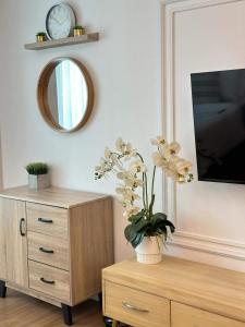 Aesthetic Studio Unit in Abreeza T2 with Pay Parking