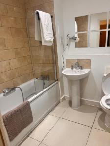 Cozy & Modern 2Bed Apartment , Prime Location