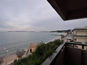 Le Lavandou, T2 lumineux, accès direct plage, parking privé - FR-1-803-79