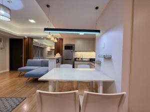 Modern 1BR Unit in Abreeza Place T2 with Paid Parking