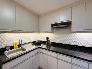 Modern 1BR Unit in Abreeza Place T2 with Paid Parking