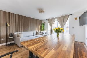 Arte Stays Serviced Houses Stratford - 3 Bedrooms 2 Bathrooms Houses London, Stratford, Maryland, Free Parking, Garden, Weekly or Monthly Stays - up to 8 guests