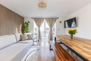 Arte Stays Serviced Houses Stratford - 3 Bedrooms 2 Bathrooms Houses London, Stratford, Maryland, Free Parking, Garden, Weekly or Monthly Stays - up to 8 guests - 雷敦