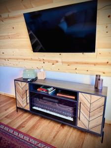 The Scout a cozy mountain cabin with million dollar view