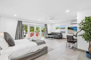 Bright First‑Floor Apt wPatio Mini‑Golf