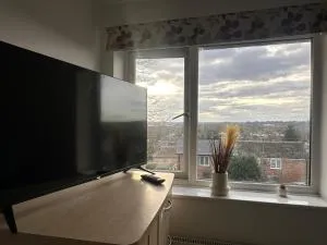 SIRIUS A PROPERTIES - 3 Bedrooms - - Amazing Hillside Views of Derby City Centre - - Free WIFI - - NETFLIX - - SKY-SPORTS - - MONOPOLY - - UNO - - CARDS - 贝尔珀