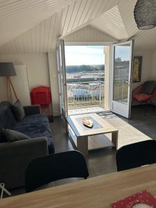 APPARTEMENT FACE au PORT et à LOCEAN SAINT GILLES CROIX DE VIE WIFI BALCON PARKING PRIVE COUVERT