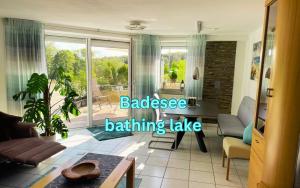 Sonnige Südwohnung mit Terrasse, Badesee