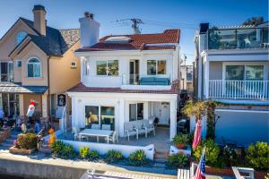 Balboa Island Grand Canal with Garage Patio Grill AC and Linens
