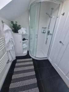 Blue Hills Luxury Apartment, Bay Front with Parking