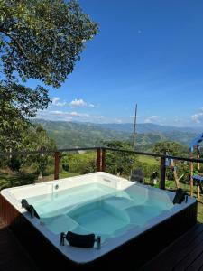 Caja De Oro - Finca Colonial de 6 Habitaciones y Jacuzzi en Fredonia