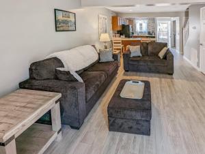 Heron Landing - In town, coastal cottage!