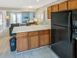 Heron Landing - In town, coastal cottage!