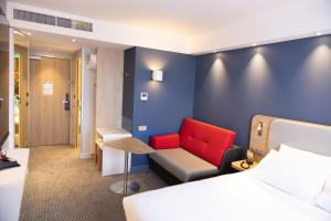 Hotels Holiday Inn Express Caen Epron by IHG : Chambre Lit Queen-Size Standard avec Canapé-Lit Simple - Petit-Déjeuner Gratuit