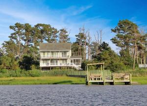 Hidden Treasure - Waterfront home with boat dock!