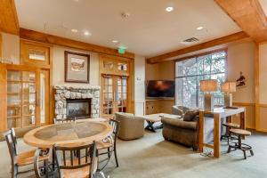 Luxury 2 bed 2 bath Condo in River Run with Pool and Hot Tub