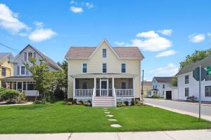 Hill House - Pet friendly, In town with water views!