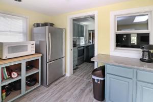 Hill House - Pet friendly, In town with water views!