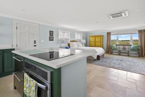 Hosta Cottage - Beautiful, Waterfront, Luxury