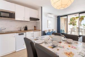 Family Sea view with pools near shops and beaches