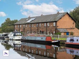 Calder Row by Alt-Stay - 3 Bed Canal Side Cottage - Parking, WiFi & Stunning Views - Contractors & Relocations - Weekly & Monthly Rates