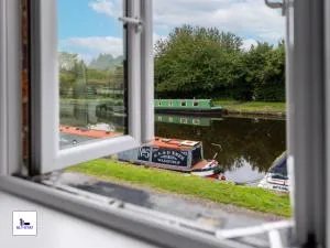 Alt-Stay Calder Canal - 3 Bed Cottage - 10 Percent Off Monthly - Contractors, Insurance, Relocation - Long Stays Welcome - Featherstone
