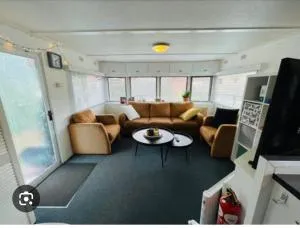 la petite caravane au bord de l eau - 乌伊埃