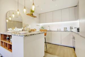 Trendy 3-Bed, 2-Bath - O2 London Escape - Your Ideal Stay