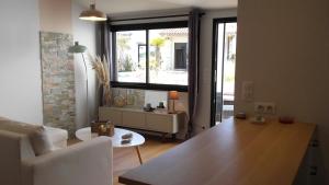 Havre de paix, studio de charme avec jardin, terrasse ensoleillée et piscine privée